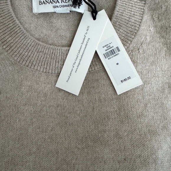 Banana Republic Women's Crewneck Sweater in Light Beige! New - Picture 3 of 4